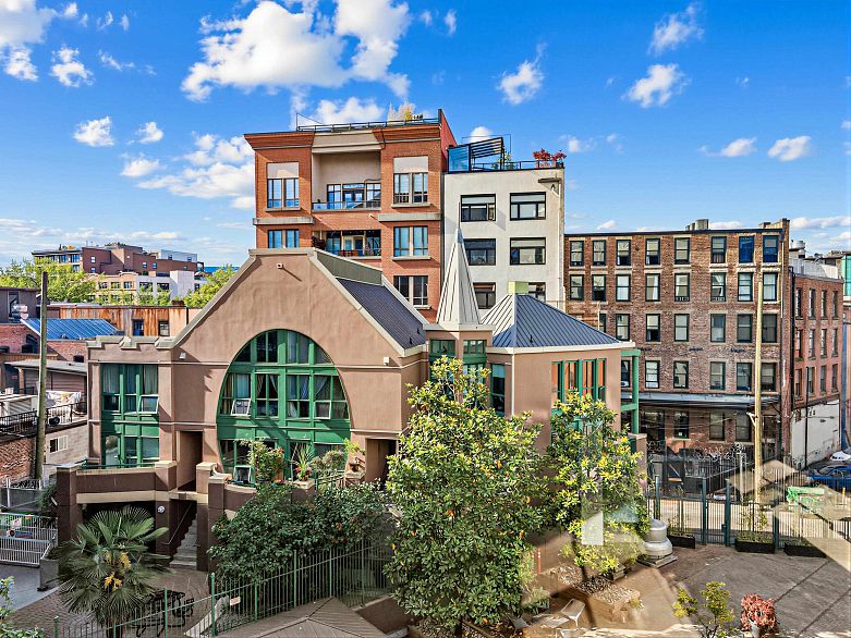 321 55 E Cordova Street