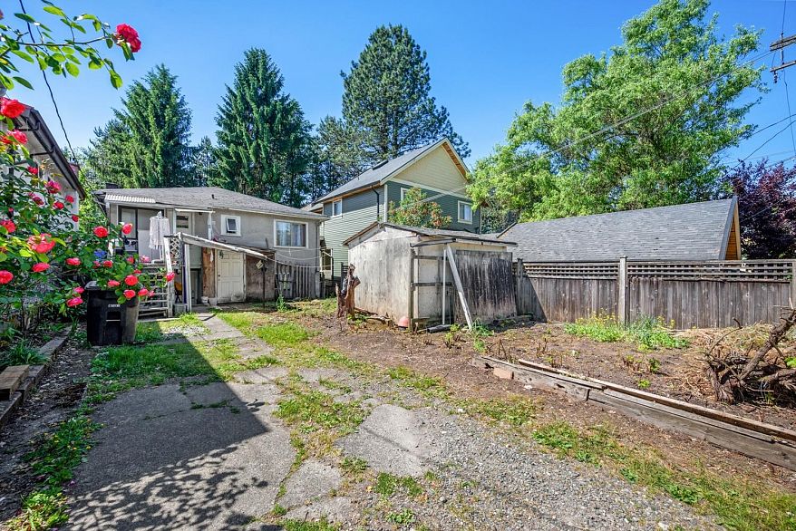 2733 E 28th Avenue