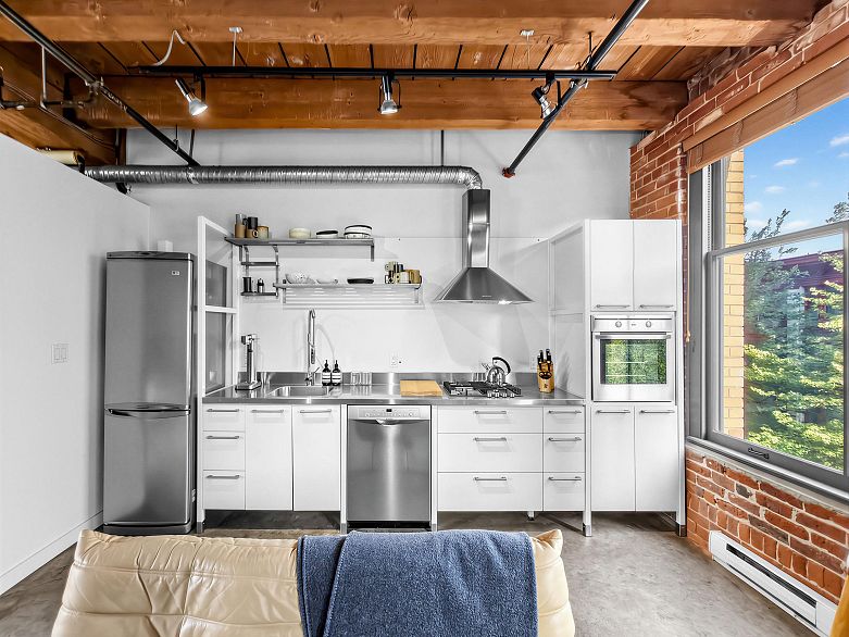321 55 E Cordova Street