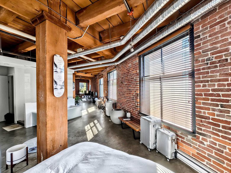 321 55 E Cordova Street