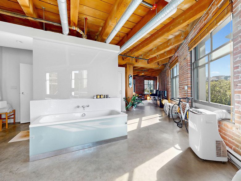 321 55 E Cordova Street