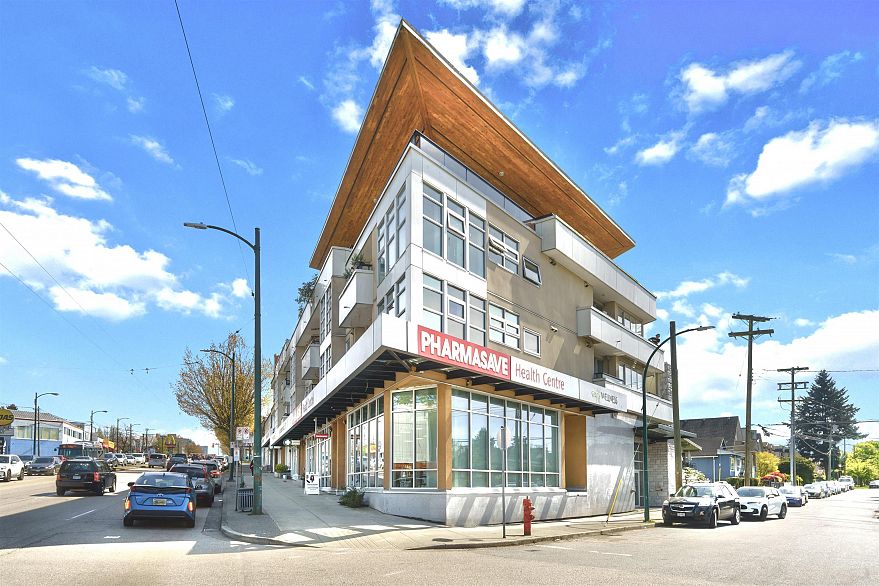 212 4338 Commercial Street