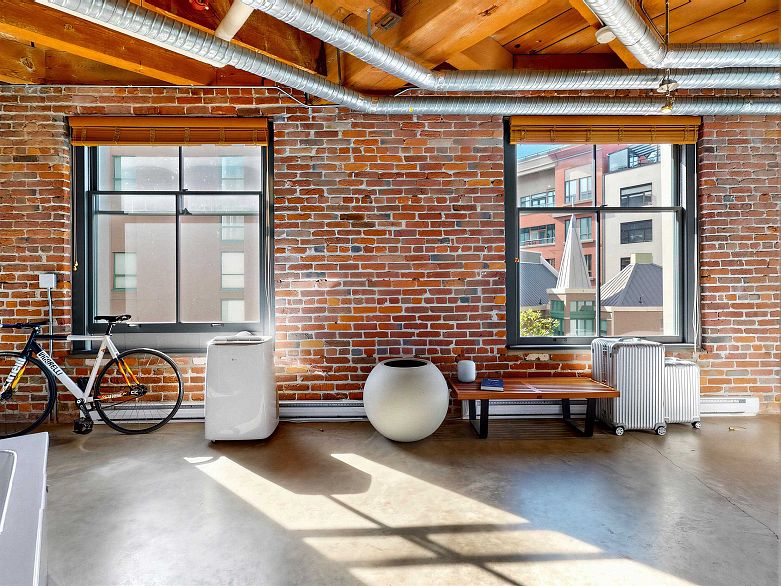 321 55 E Cordova Street
