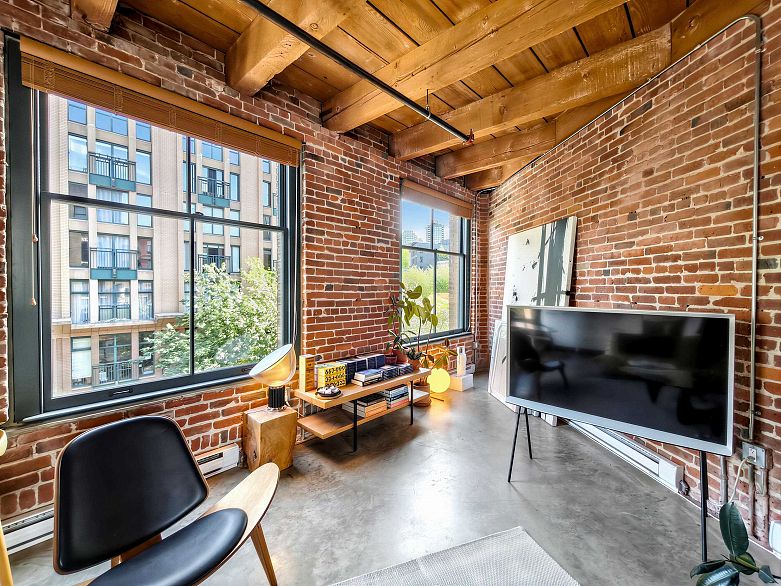321 55 E Cordova Street
