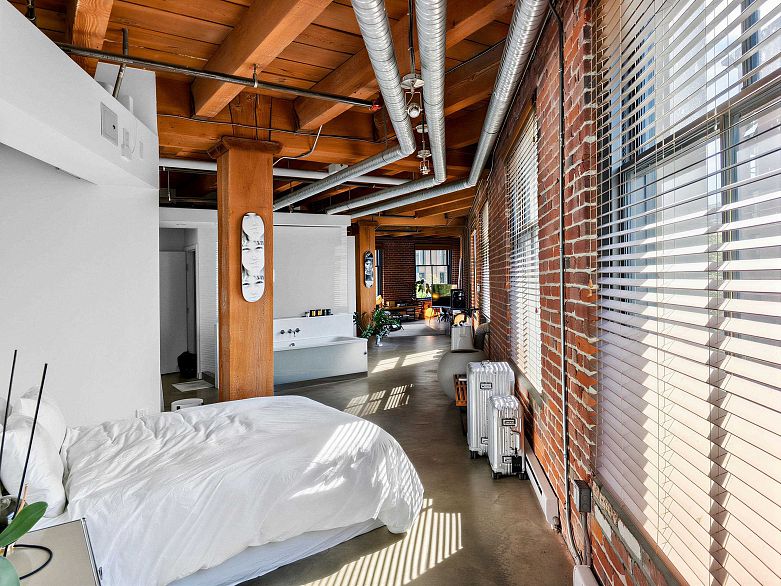 321 55 E Cordova Street