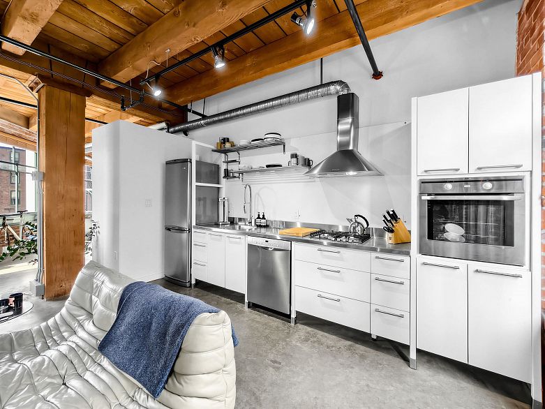 321 55 E Cordova Street
