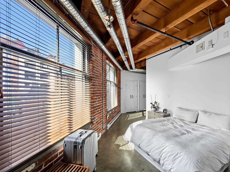321 55 E Cordova Street