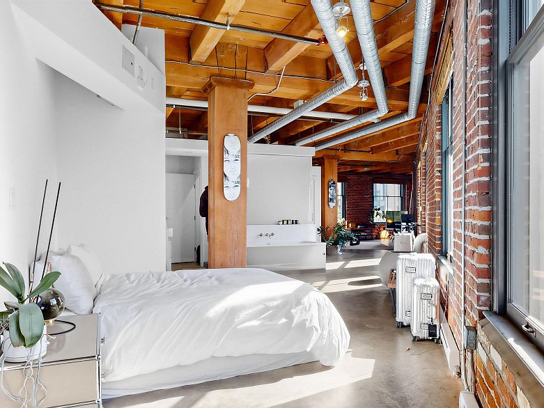 321 55 E Cordova Street