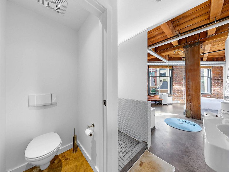 321 55 E Cordova Street