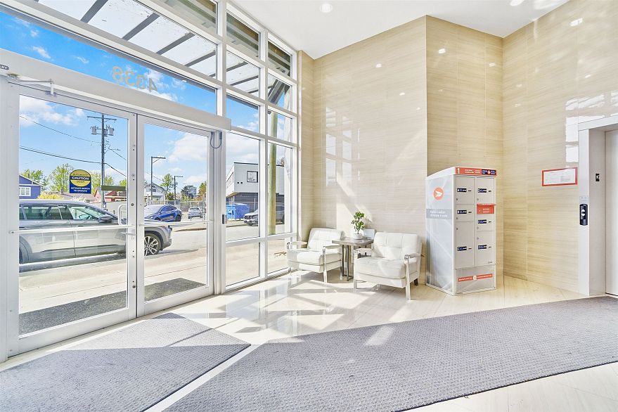 212 4338 Commercial Street
