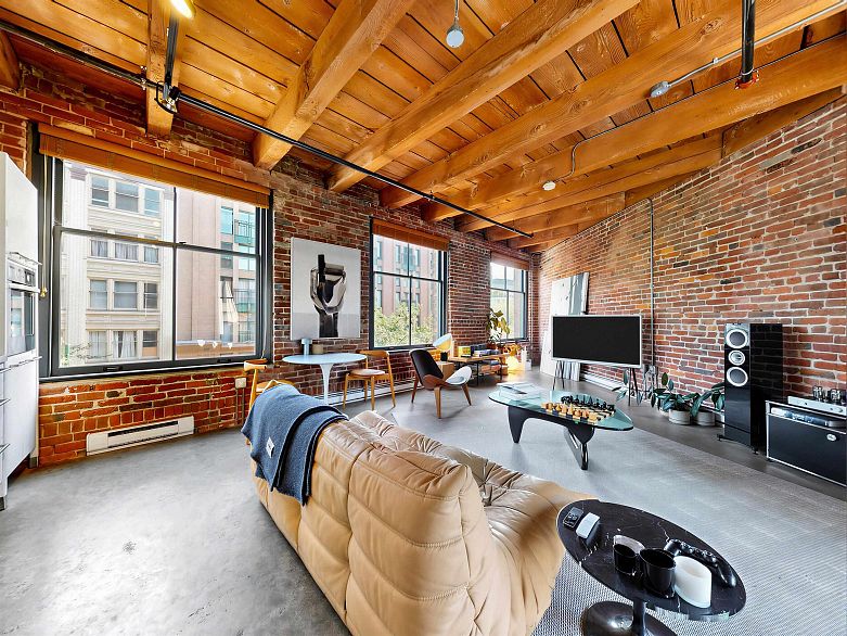 321 55 E Cordova Street