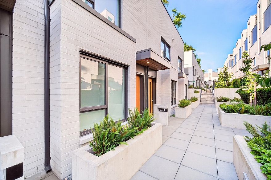 675 W 30th Avenue