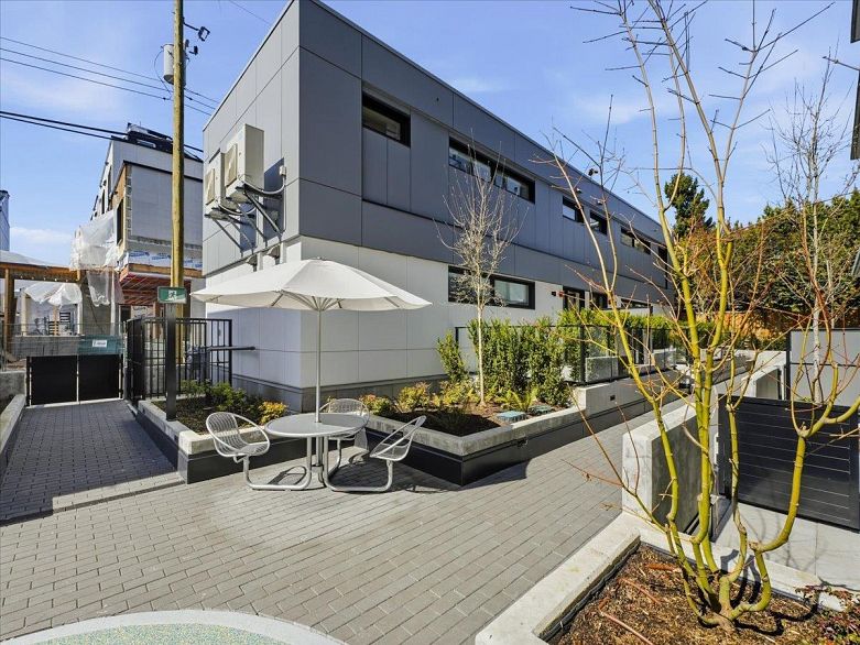 6833 Cambie Street