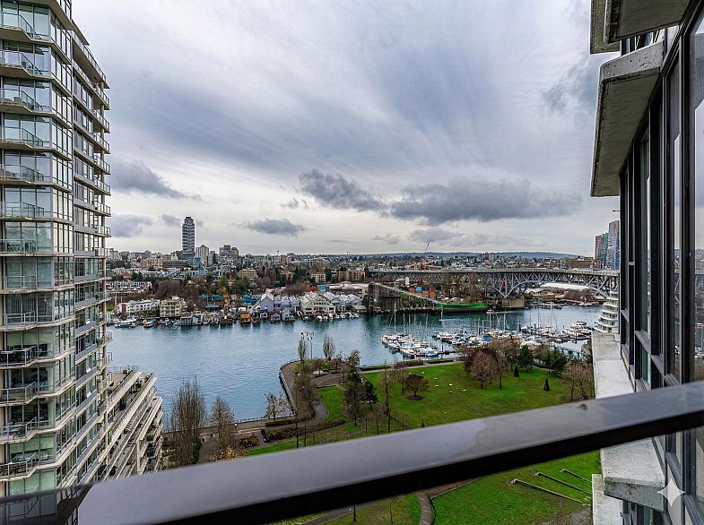 1802 455 Beach Crescent
