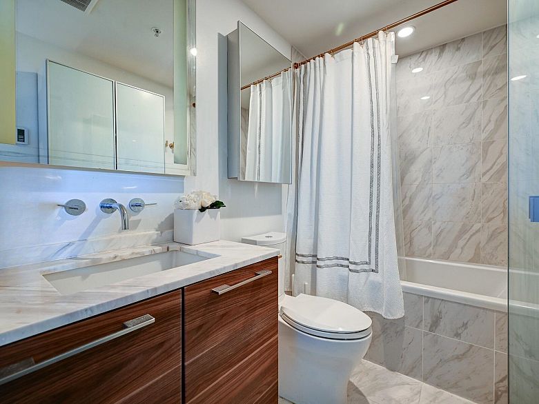 803 8555 Granville Street