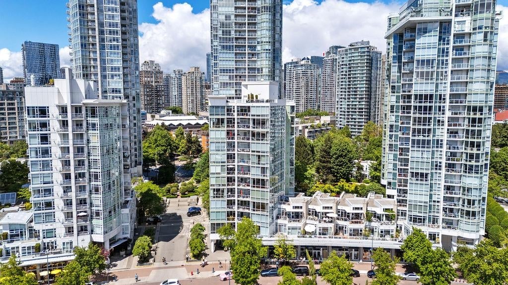 501 1099 Marinaside Crescent
