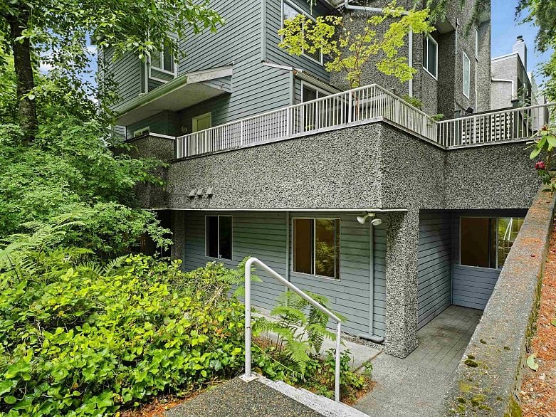 3321 Marquette Crescent