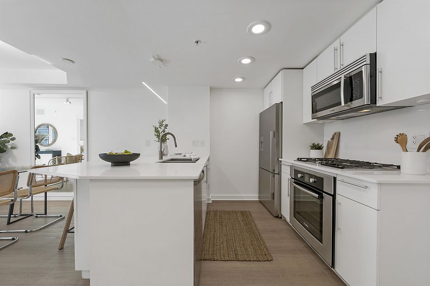 374 2080 W Broadway