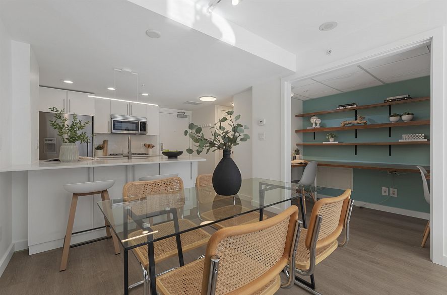 374 2080 W Broadway