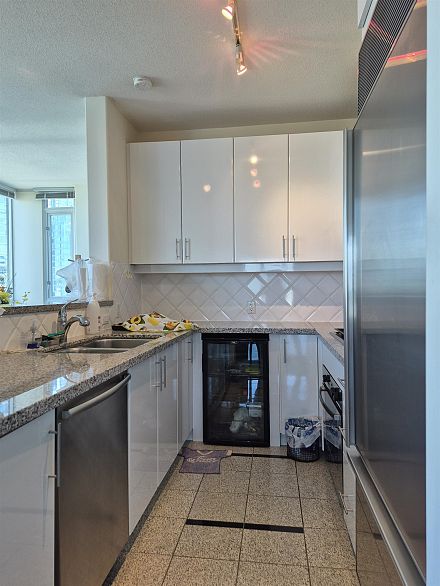 3307 1328 W Pender Street