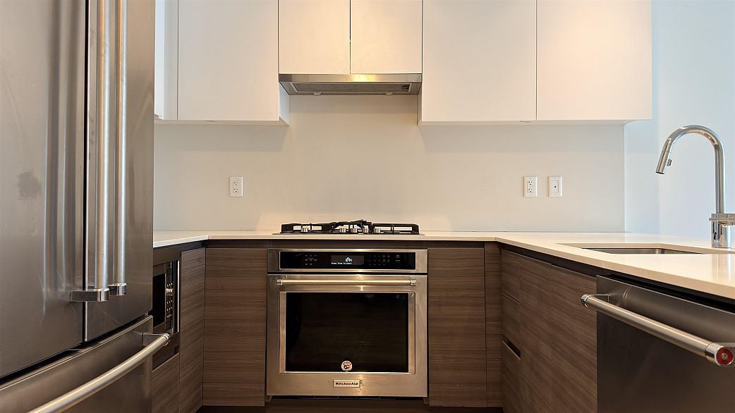 305 4468 DAWSON STREET, Burnaby BC V5C 4B9