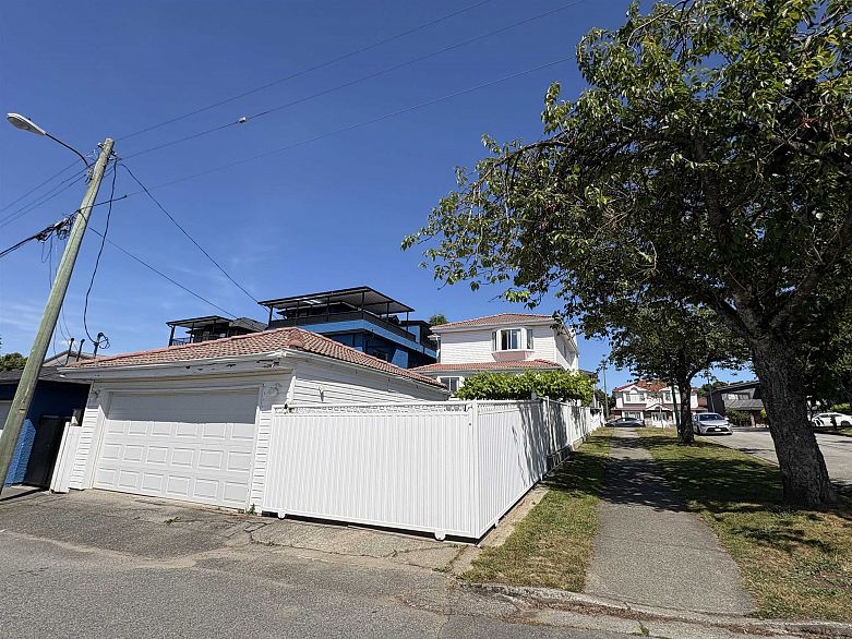 5095 Nanaimo Street