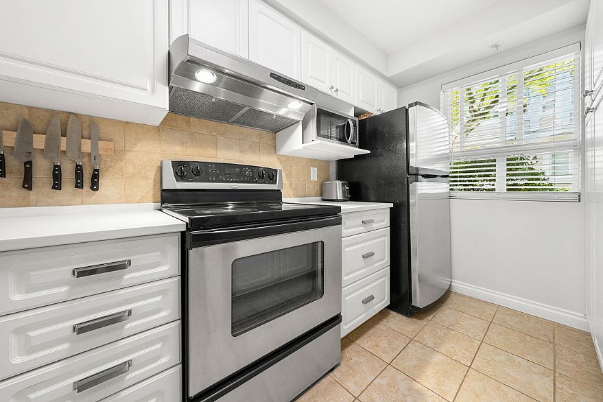 249 2565 W Broadway