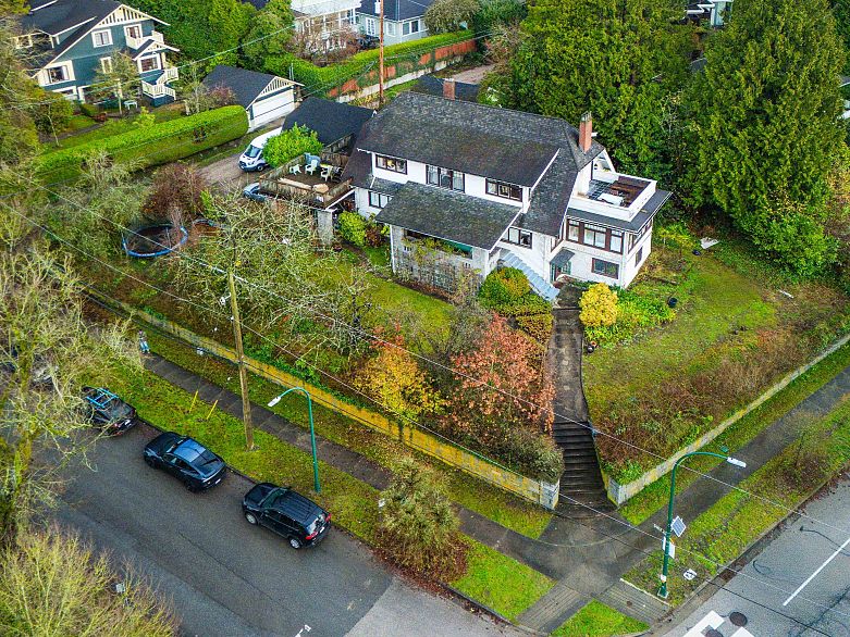 1989 W King Edward Avenue