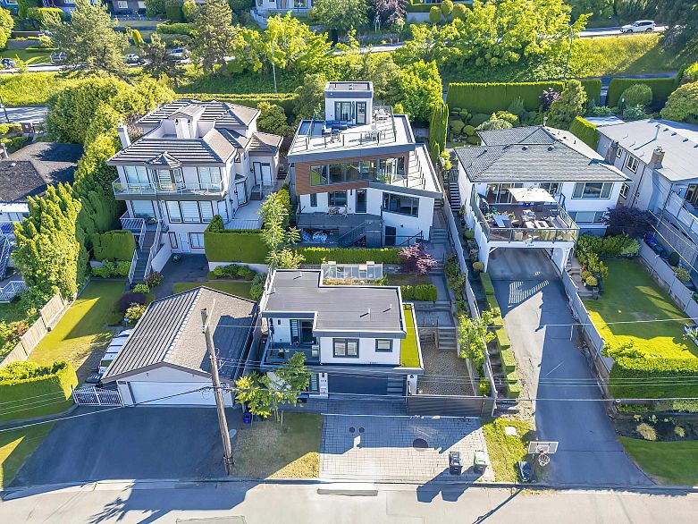 2863 W King Edward Avenue