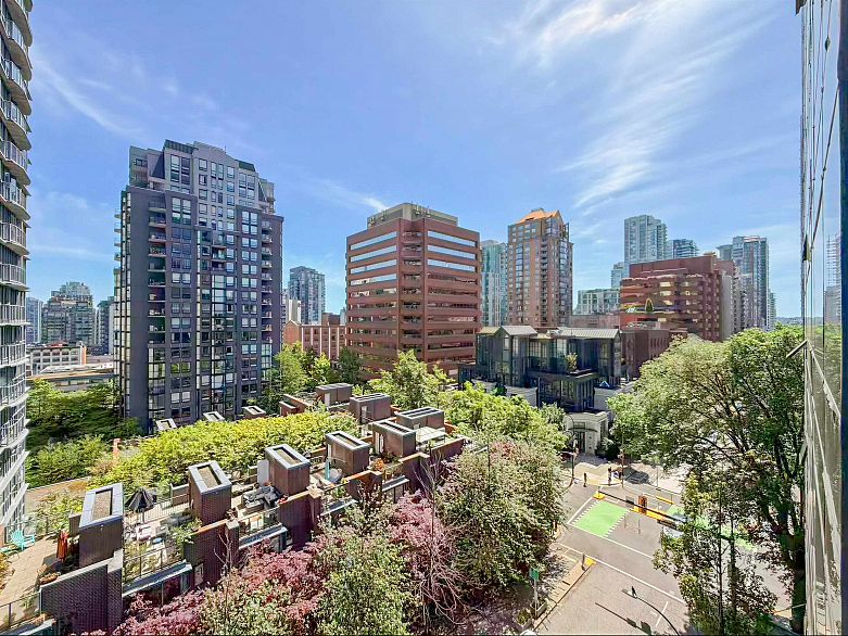 708 1050 Burrard Street