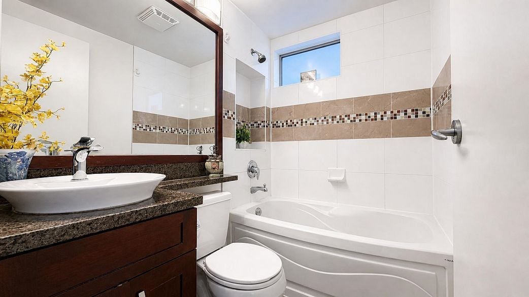 701 1228 W Hastings Street