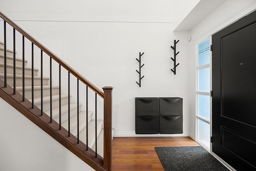 3887 Angus Crescent