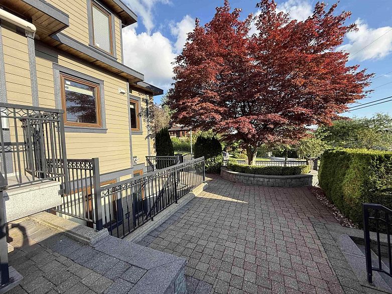 7689 Jasper Crescent