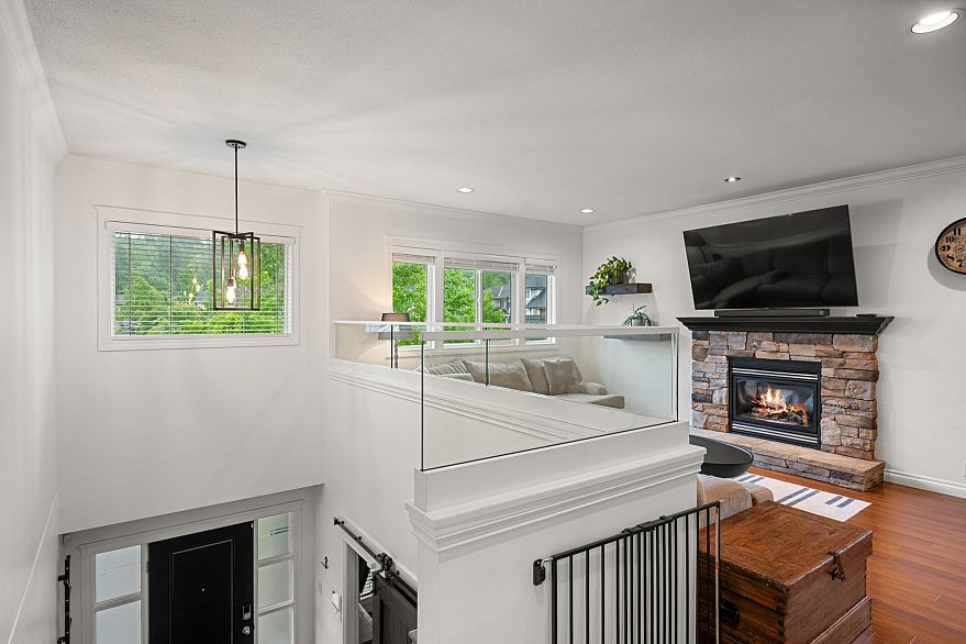 3887 Angus Crescent