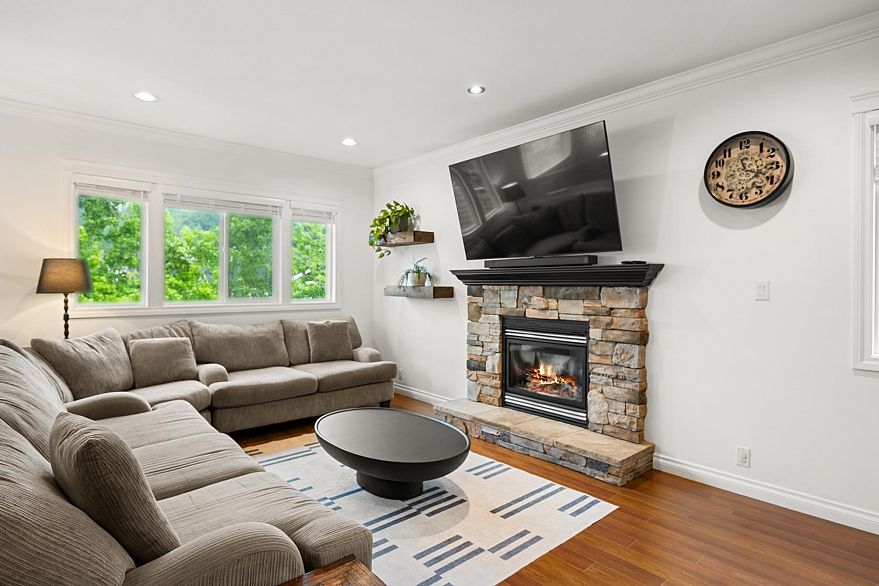 3887 Angus Crescent