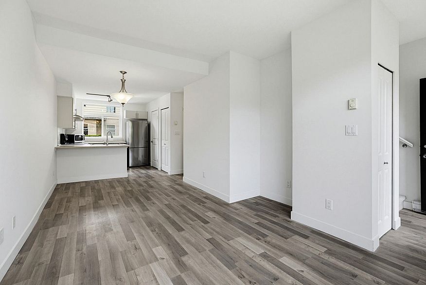 206 5632 Kings Road