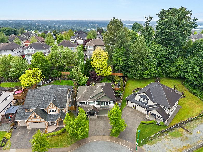 3887 Angus Crescent
