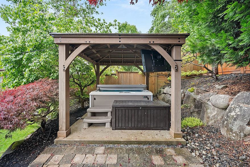 3887 Angus Crescent