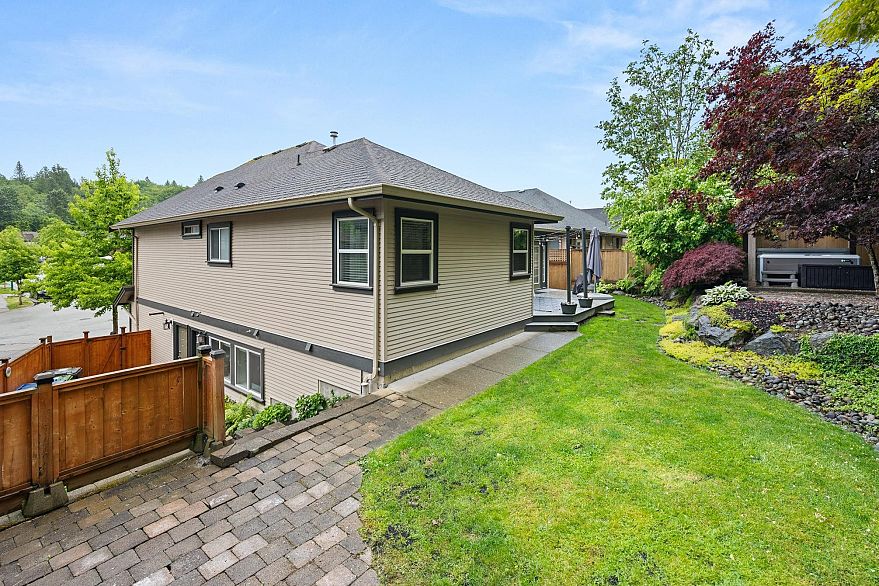 3887 Angus Crescent