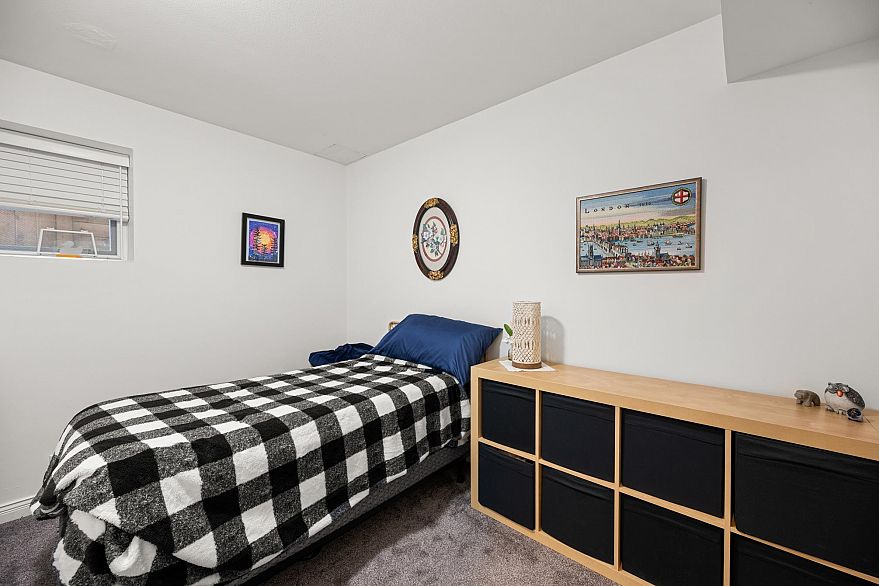 3887 Angus Crescent