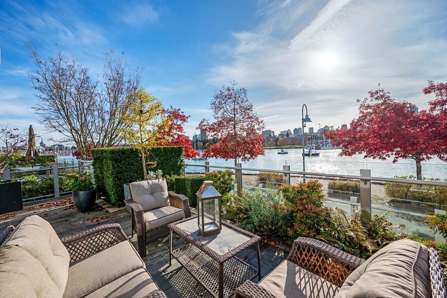 1576 Homer Mews