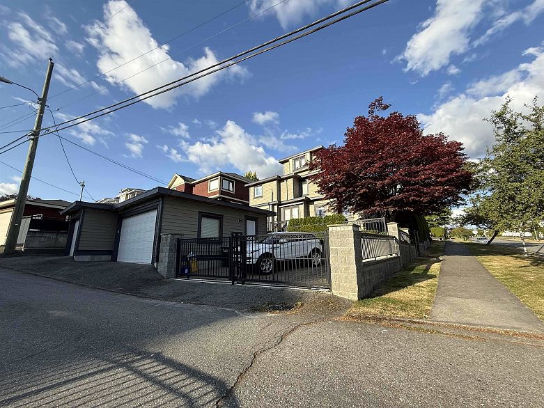 7689 Jasper Crescent