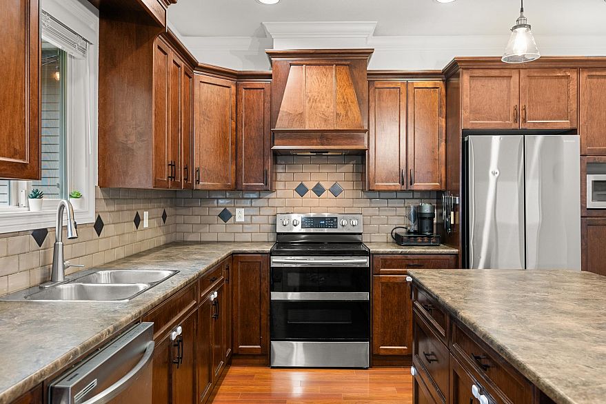3887 Angus Crescent