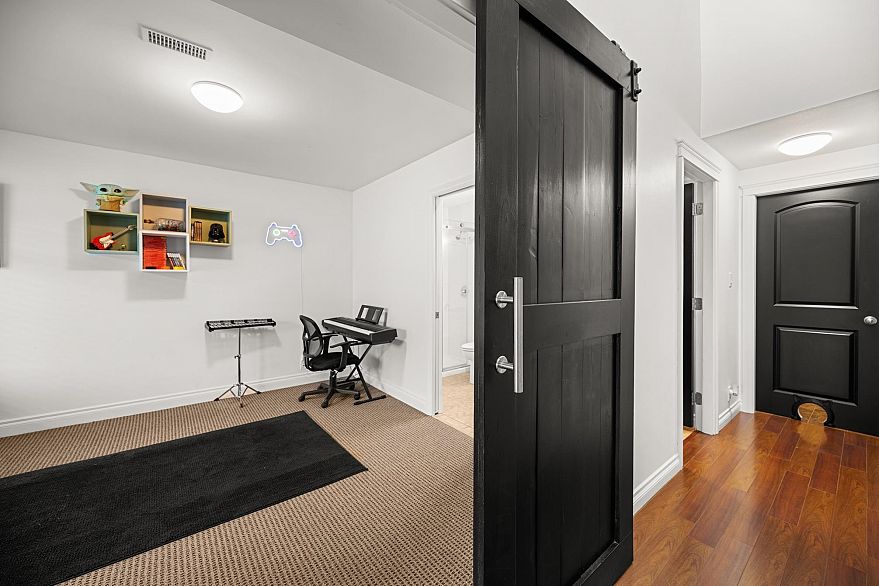 3887 Angus Crescent