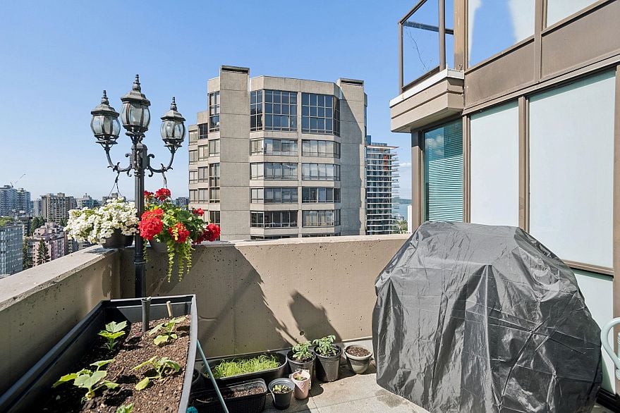 2803 1367 Alberni Street