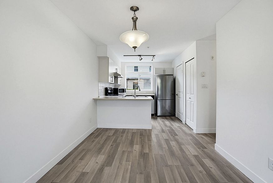 206 5632 Kings Road