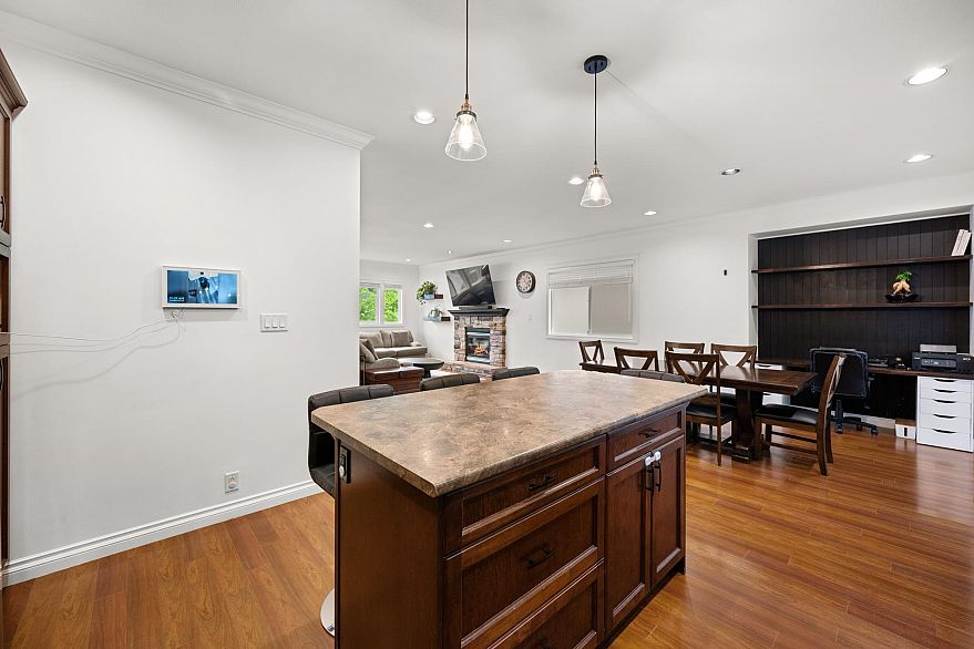3887 Angus Crescent