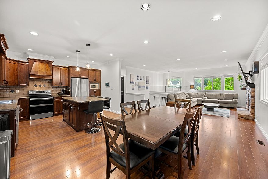 3887 Angus Crescent