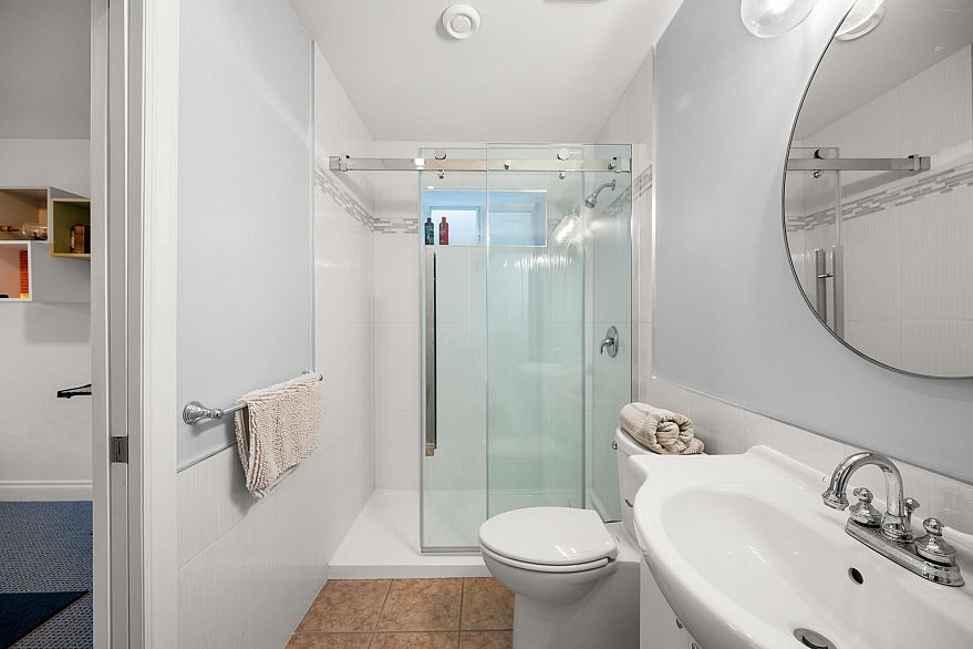 3887 Angus Crescent