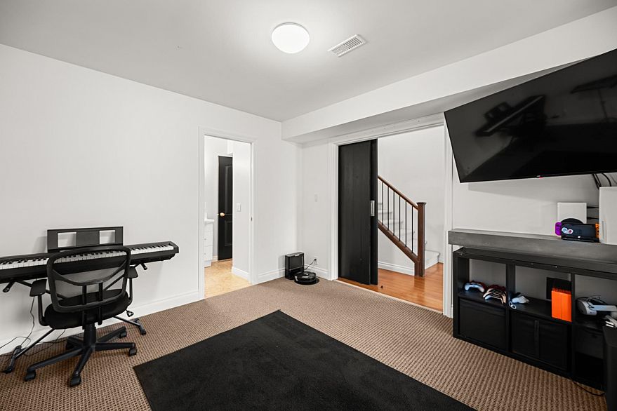 3887 Angus Crescent